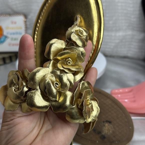 (T5) Jessica Simpson Women's Ginima Floral Slip-On Flat Sandals, Gold, 8.5 M - Picture 9 of 11